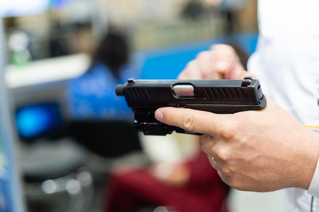 hand holding a semi automatic handgun.