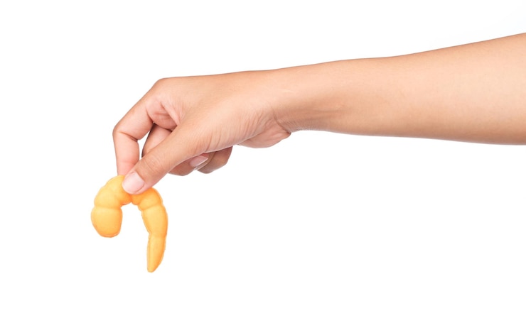 Photo hand holding shrimp isolated on white background
