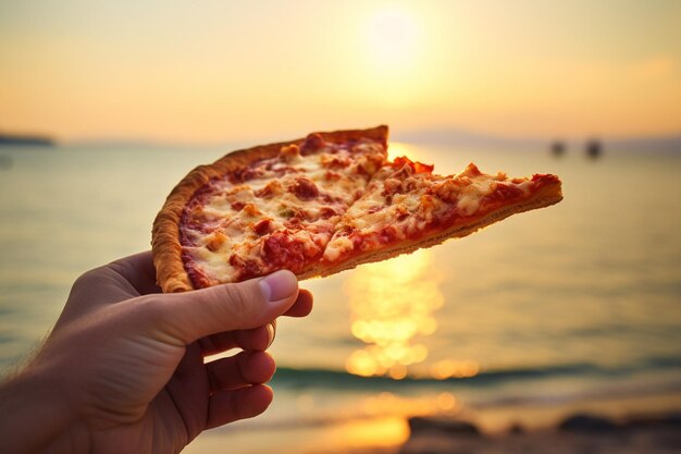 Foto la mano che tiene una fetta di pizza con un boccone preso da essa