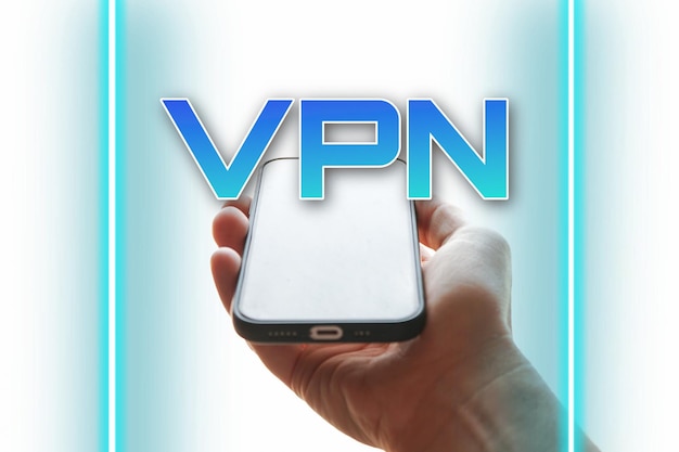 vpn 아이콘이 있는 스마트폰을 들고 있는 손