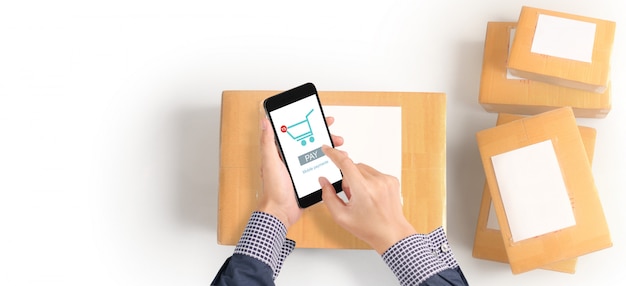 スマートフォンデバイスを押しながら画面に触れる手、ビジネスオーナーが働いています。オンラインショッピングSME起業家