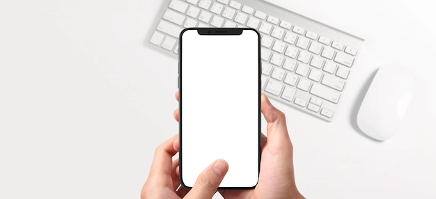 スマートフォンデバイスを持って画面に触れる手