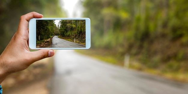 Foto smartphone mobile della holding della mano. tecnica mista