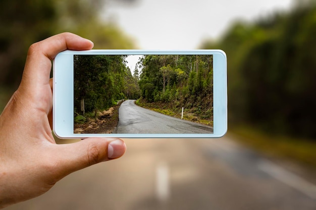 Foto smartphone mobile della holding della mano. tecnica mista