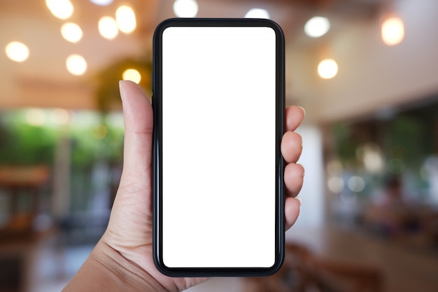 Фото Рука смартфон с пустым экраном для приложения на интерьер кафе