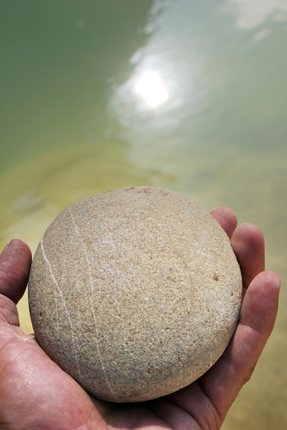 Una mano che tiene una pietra l'uomo e la natura