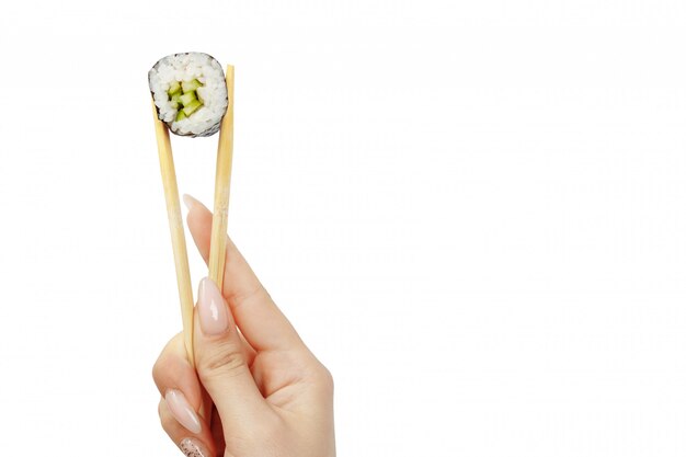 Photo hand holding sushi rolls with chopsticks