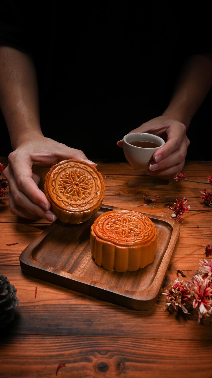 Photo 伝統的な月餅とお茶を持っている手中秋節中国の伝統的な祭り