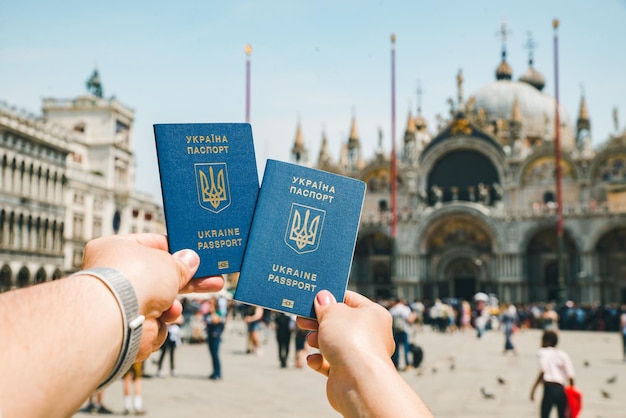 手持ちのウクライナの生体認証パスポート旅行の概念移動の自由イタリアヴェネツィア