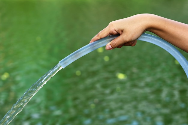 手持ちの水散水用ゴムチューブ