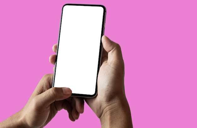 Рука держит белый мобильный телефон с пустым белым экраном