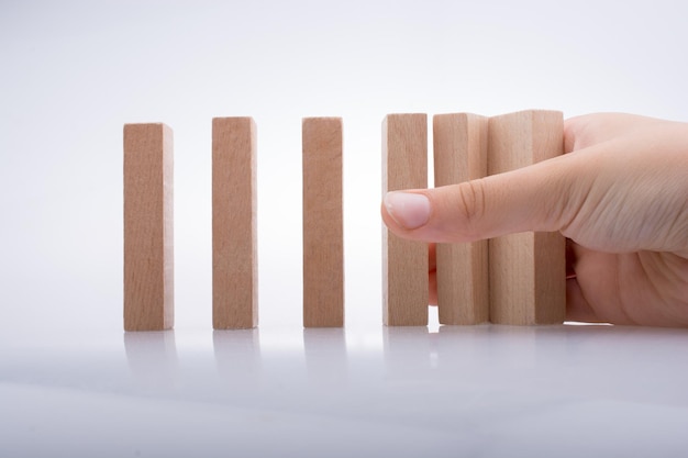 Foto mano che tiene il domino in legno