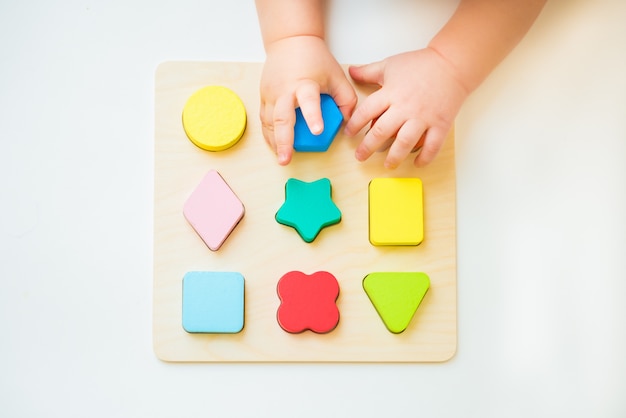 Photo hand holding wooden puzzle