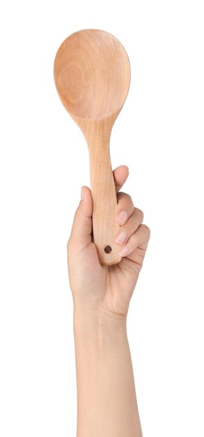 Foto mano che tiene il cucchiaio di legno isolato su sfondo bianco