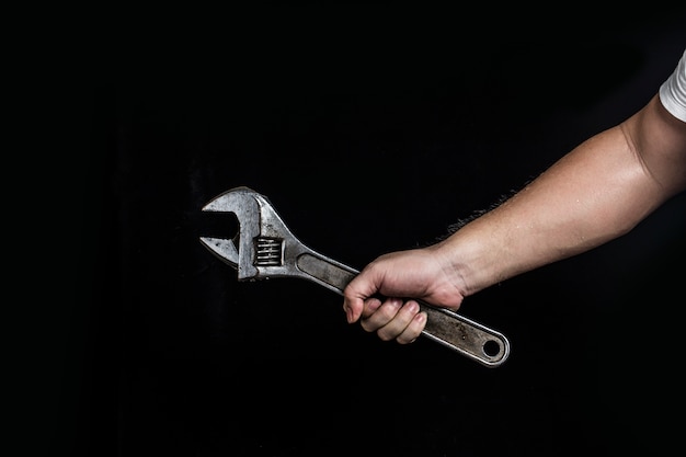 Photo hand holding a wrench