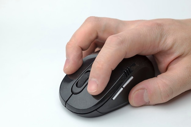 Foto la mano tiene un mouse del computer