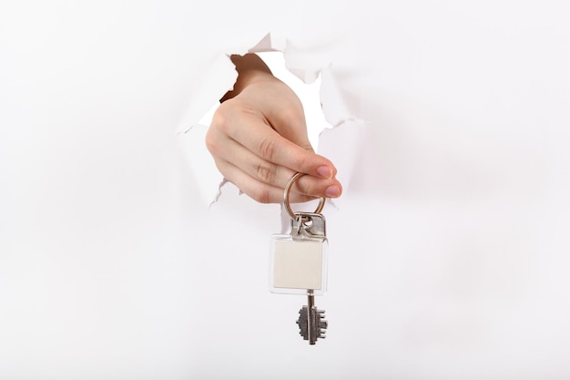 Photo hand holds the keyring through a hole