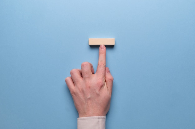 Photo hand holds wooden block