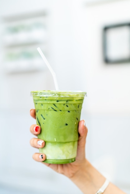 hand houden iced matcha latte groene thee beker