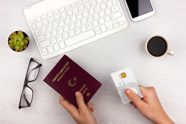 Hand houdt creditcard voor het online boeken van een hotel en vliegtickets