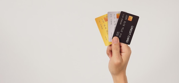 Hand houdt drie creditcards op witte achtergrond