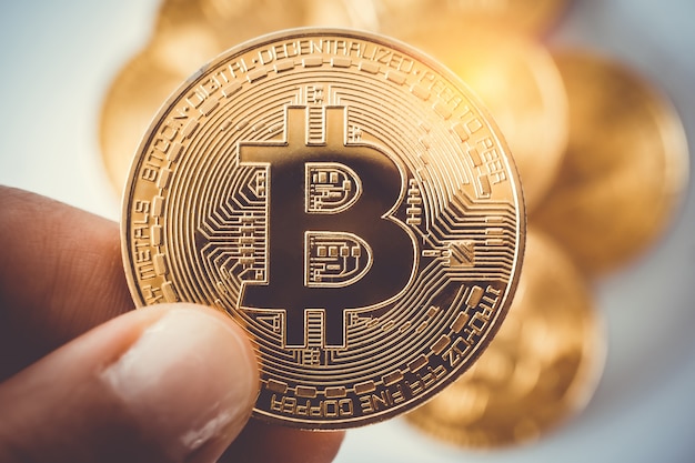 Hand houdt een symbool van bitcoins als cryptocurrency voor digitaal geld.