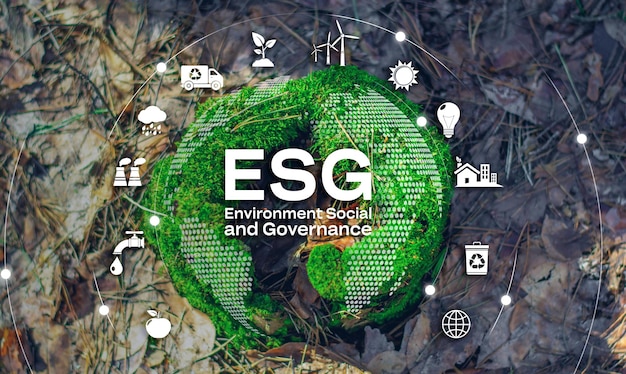 Рука человека, держащего значок ESG зеленой земли для Общества охраны окружающей среды и управления