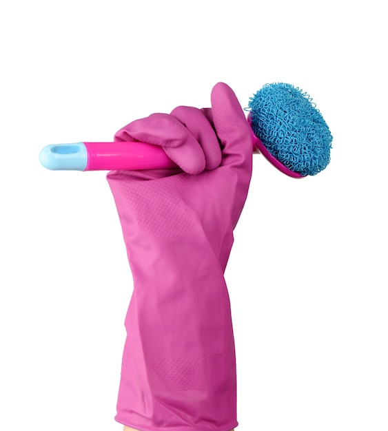 Hand in een roze rubberen handschoen voor het schoonmaken van een huis houdt plastic borstel met een handvat op een witte achtergrond, close-up