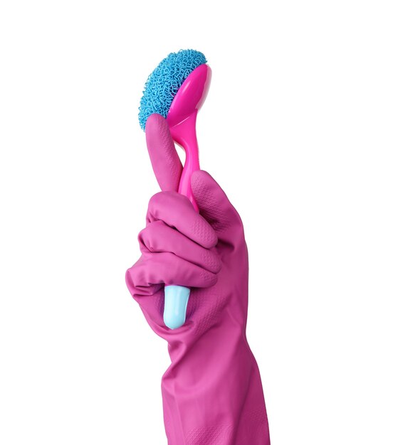 Hand in een roze rubberen handschoen voor het schoonmaken van een huis houdt plastic borstel met een handvat vast, close-up