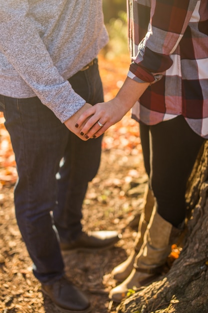 Hand in hand in de herfst