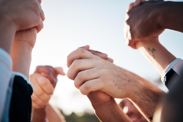 Hand in hand in luchtsolidariteit en steun winnende competitie en groep mensen buiten vier missie en partnerschap met gemeenschap close-up van synergie en succes in strijd met macht