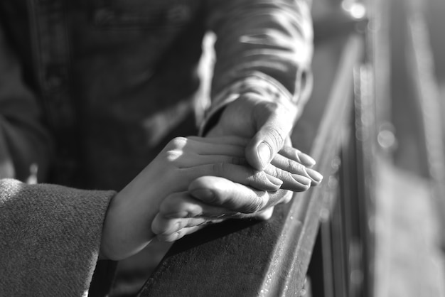 Hand in hand, liefde, vingers, zwart-witfoto