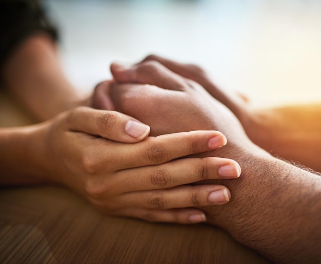 Hand in hand met zorg, liefde en steun tussen vriendenpaar of familie mensen troostend genegenheid geven en troosten met een handgebaar en aanraking voor medeleven, empathie en vriendelijkheid