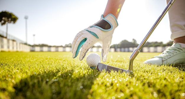 Hand in handschoen plaatsen golfbal op tee