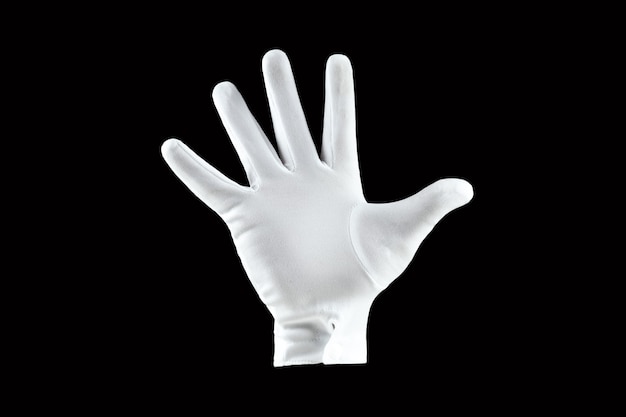 Hand in witte handschoen geïsoleerd op zwarte muur, toont vijf vingers gebaar.