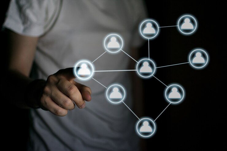 Hand indrukken van een verlicht pictogram. Internet connectiviteit concept