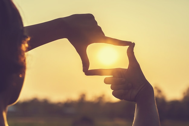 Foto hand inlijstende weergave ver over zonsondergang