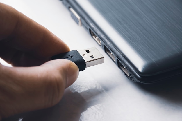 Ручная вставка универсальной последовательной шины USB типа A версии 30 для подключения к USB-порту ноутбука