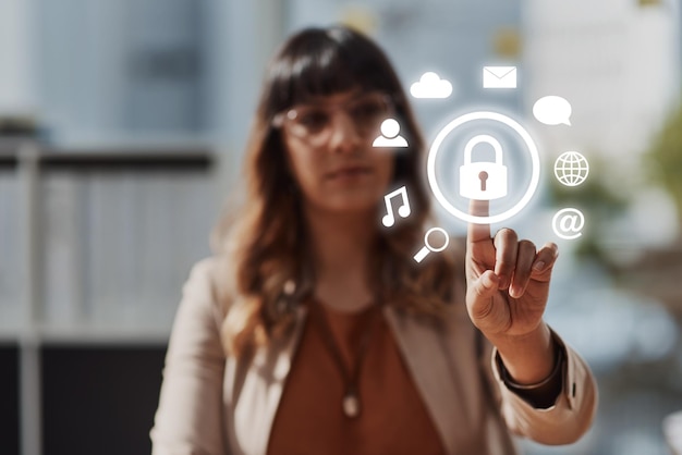 Hand interface en hologram slot icoon met app voor e-mail chat en cloud computing voor vrouw in modern kantoor Persoon ui en symbool voor cybersecurity met sociaal netwerk contact of muziek streaming
