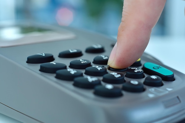 Foto hand kiest pincode op pos-terminal