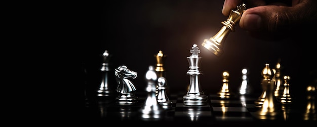 Hand kiezen koning schaakgevecht op schaakbord concept van teamspeler of business team en leiderschapsstrategie en human resources organisatiebeheer