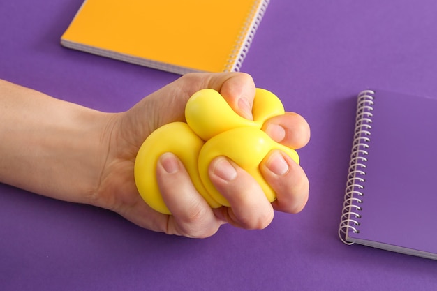 Hand knijpen stressbal op kleur