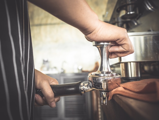 hand koffie in een coffeeshop maken.