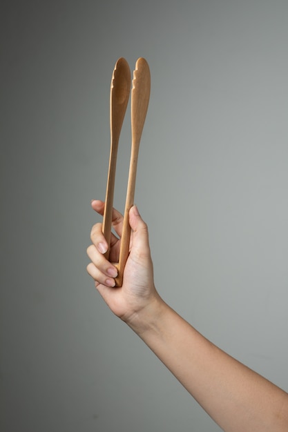 Foto l'utensile della cucina del cucchiaio della forcella della grande insalata della tornitura della mestolo della mano produce l'attrezzatura alimentare