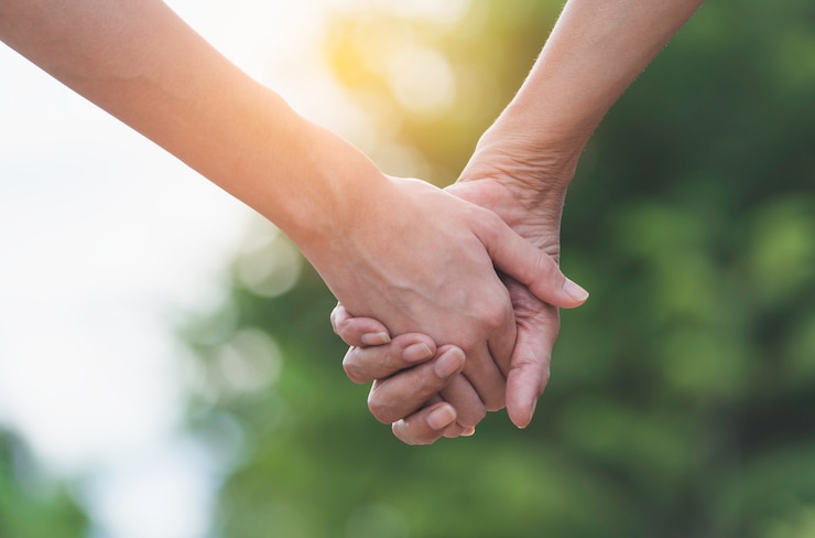 Photo hand of lady and younger lady holding together
