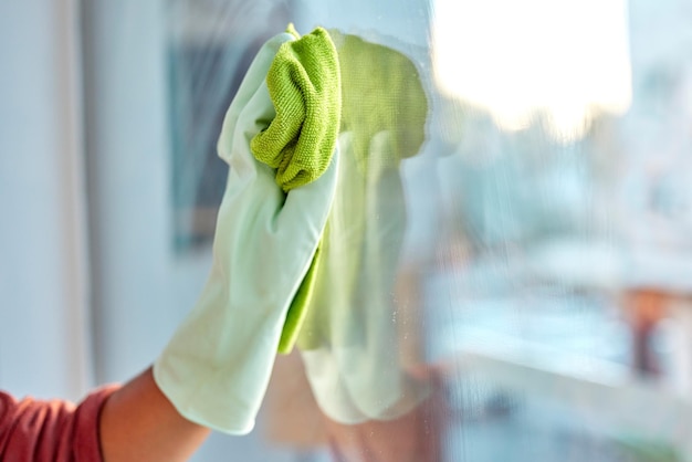 窓拭き衛生用の手ラテックスと布または自宅でのきれいな家事と消毒清潔さのために汚れたガラスを拭くクリーナーの手消毒または抗菌と安全なハウスキーピング