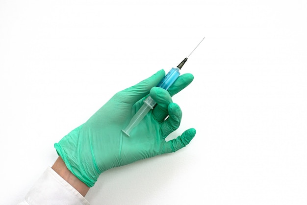 Рука в латексных зеленых медицинских защитных перчатках с антибактериальной вакциной. Коронавирус оптимистическая концепция гигиены. Копировать пространство