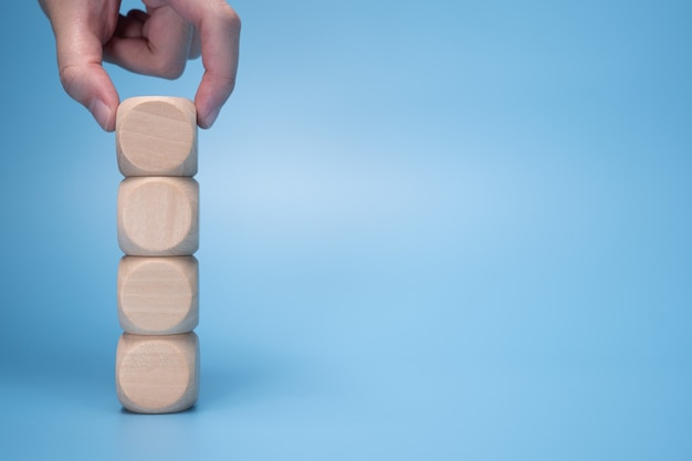 Hand leeg houten blok op stapel te zetten