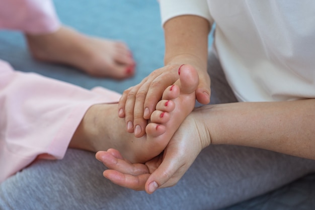 Hand maken van thaise voetenmassage Alternatieve geneeskunde ontspannen wellness en thais massageconcept