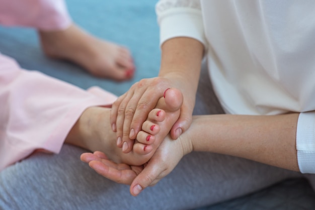 Hand maken van thaise voetenmassage Alternatieve geneeskunde ontspannen wellness en thais massageconcept